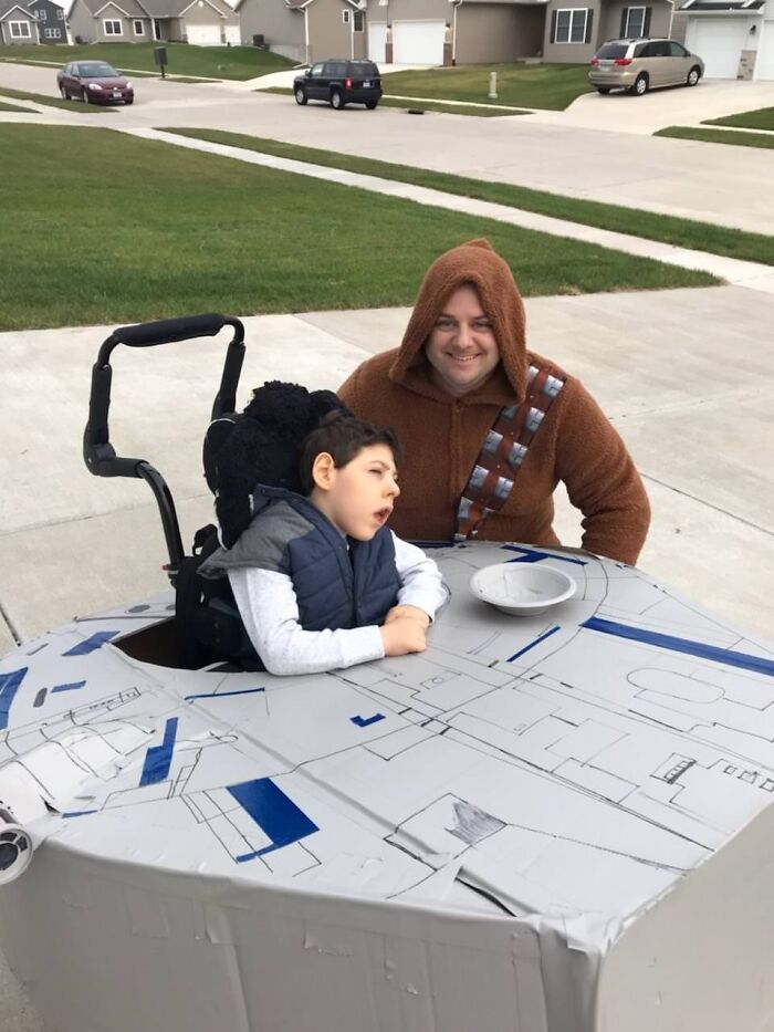 Transformé la silla de ruedas de mi hijo en el Halcón Milenario