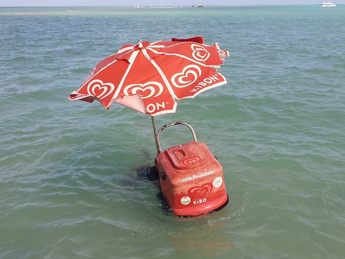  Este tipo vende helados en medio del mar cerca de los arrecifes de coral de Maragogi, Brasil
