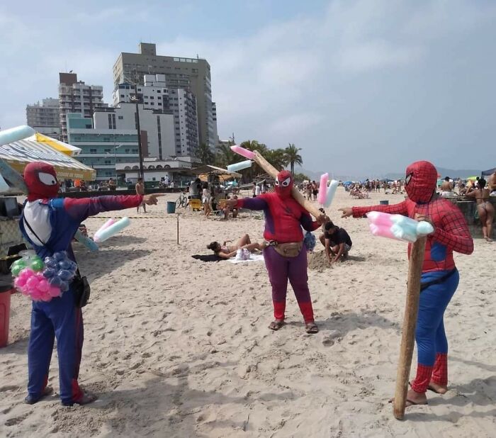 Vendedores de algodón de azúcar en la playa 