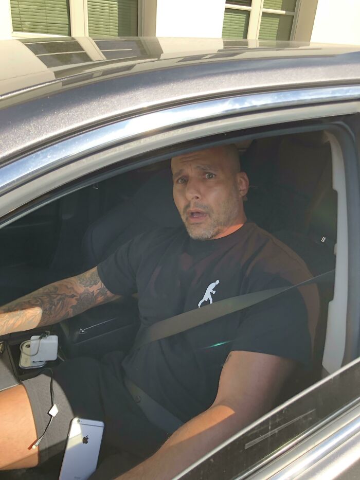 Ashton Kutcher fotografió a un paparazzi que acampaba en la puerta de la guardería de su hijo de 2 años intentando conseguir fotos del pequeño