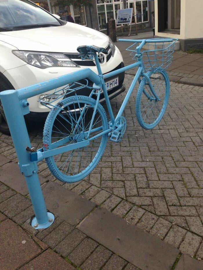 Esta verja de Reikiavik está hecha con una bicicleta vieja