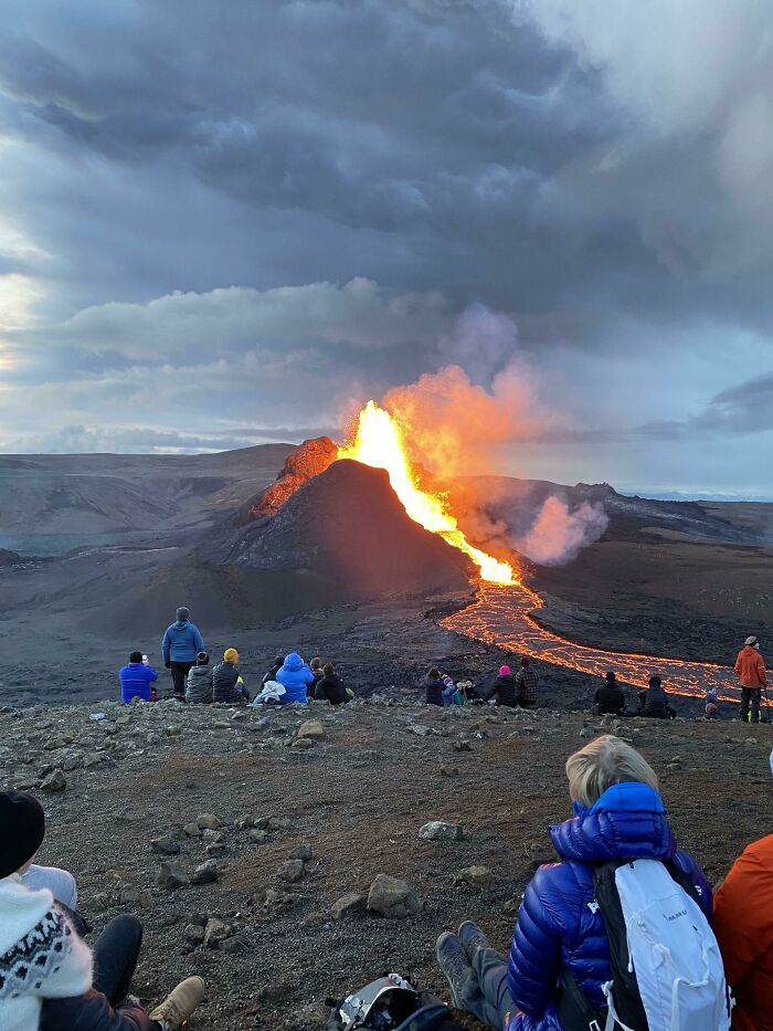 Fui a ver un volcán que se encuentra a un par de kilómetros de distancia de mi casa y que ya lleva algunos meses en erupción