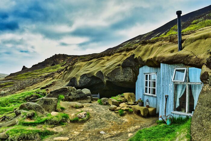 En la cueva de Laugarvatnshellar hay una casa construida dentro de la colina 
