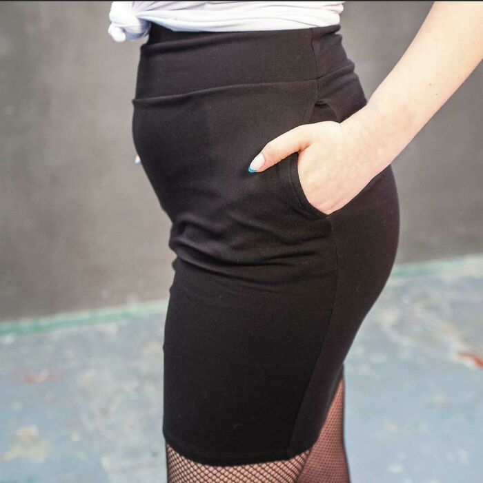 Como persona con una zona inferior del vientre que sobresale todo el tiempo, es realmente refrescante ver la forma de mi cuerpo en un anuncio de mallas/faldas
