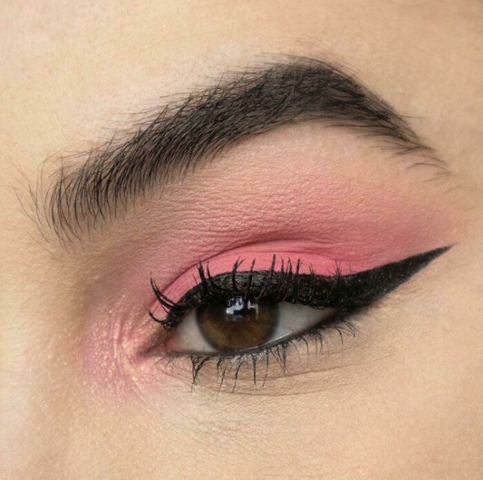 Vello normal en las cejas. El color de la sombra de ojos no se realza y el ojo tiene pliegues normales de la piel