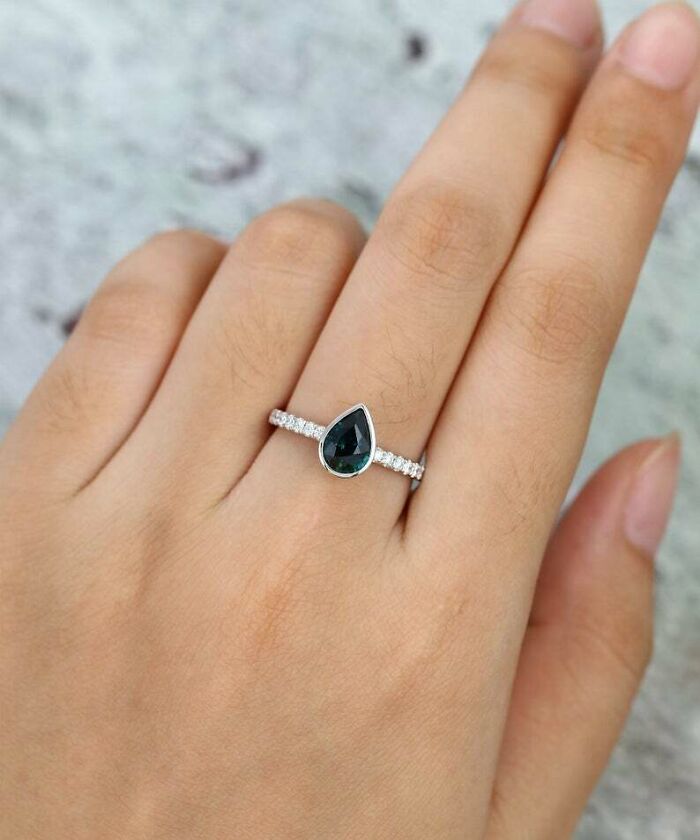Es la primera vez que veo una página de joyas que no elimina los pelos de los nudillos
