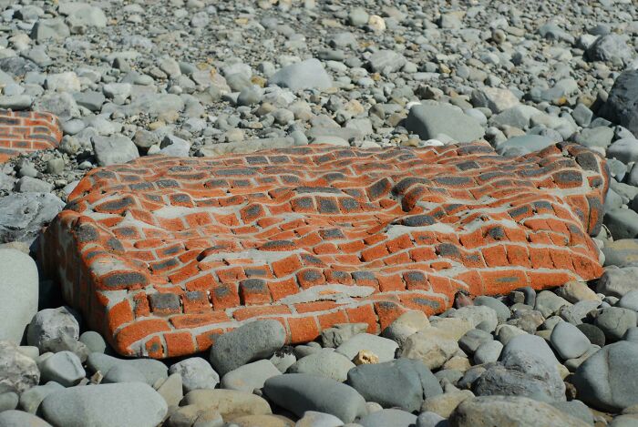 Pared de ladrillo desgastada por el mar
