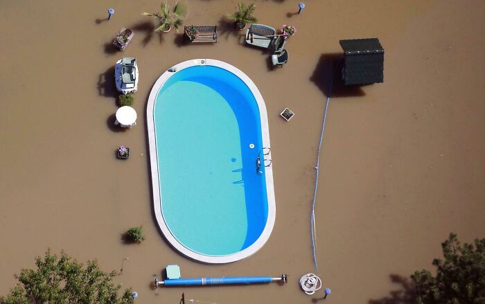 Piscina sin tocar por el agua sucia de la inundación