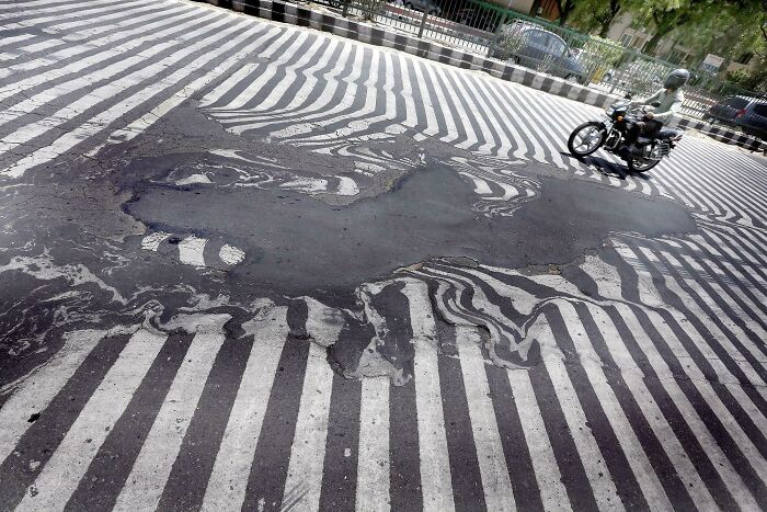 Calle que se derrite durante una ola de calor en la India