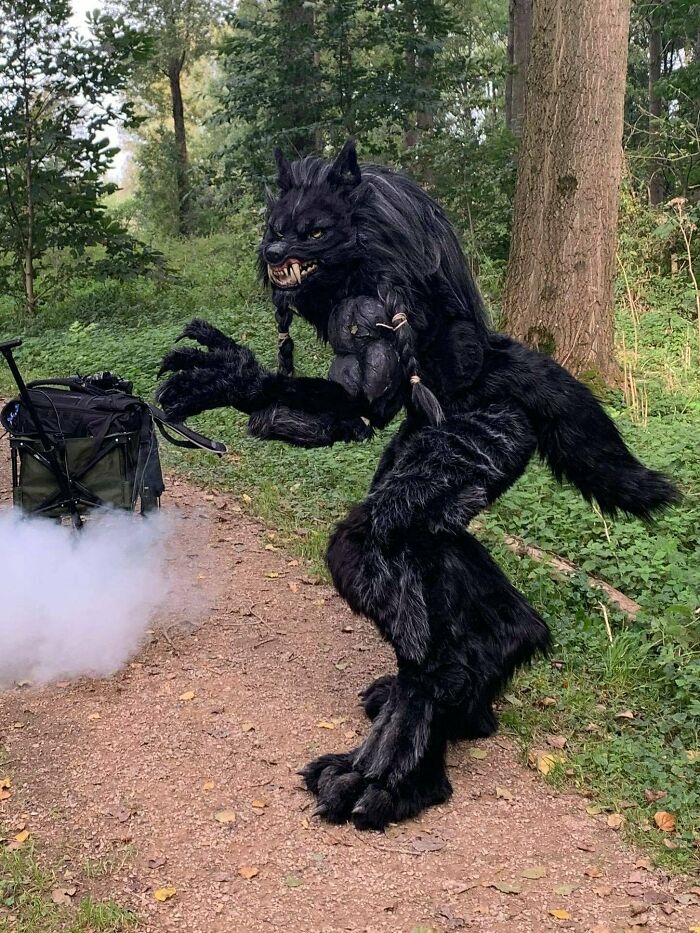 Imagina encontrarte a alguien disfrazado así en Halloween