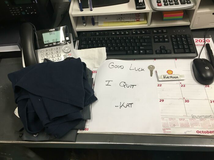 Mi jefa me llamó mientras yo intentaba arreglar los errores de los otros turnos del día, además de hacer mi propio trabajo, para regañarme por rechazar a un cliente. No hace falta decir que ella no tendrá que preocuparse más por volver a recibir una queja sobre mí 