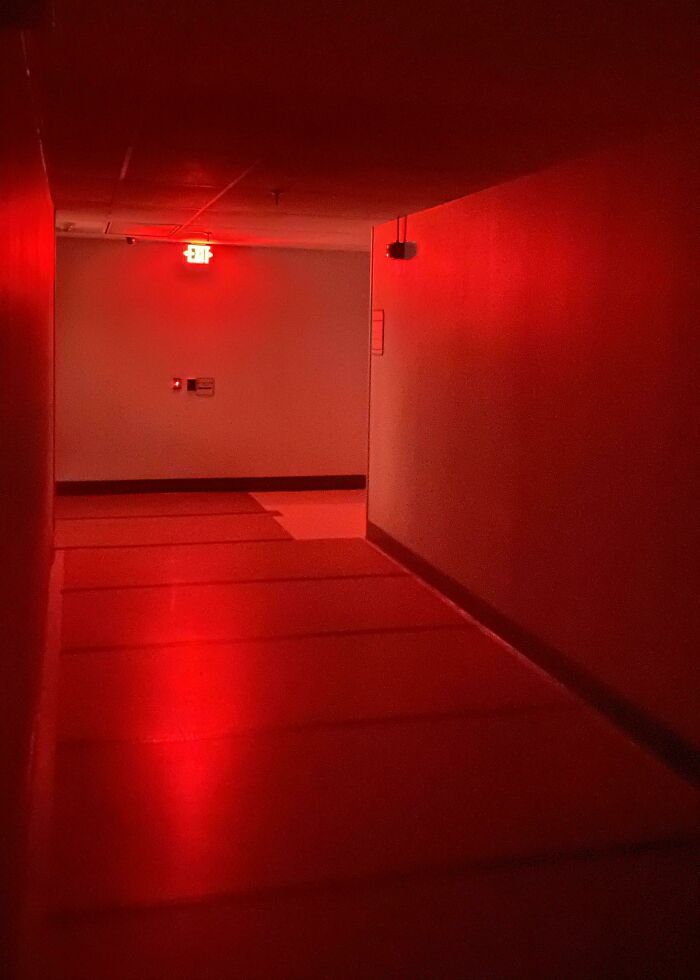 Pasillo de mi hospital luego de una explosión eléctrica