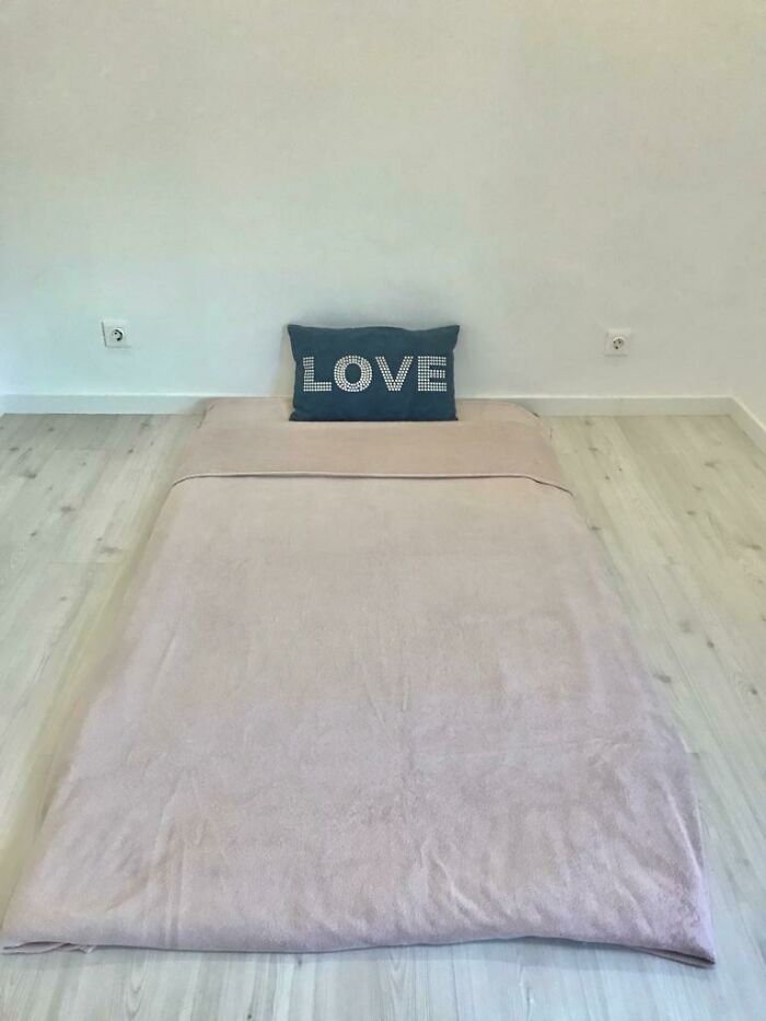 Mi mamá finalmente escapó de una relación abusiva y encontró un pequeño lugar. No hay muebles todavía, pero me acaba de enviar esto y estoy muy orgulloso