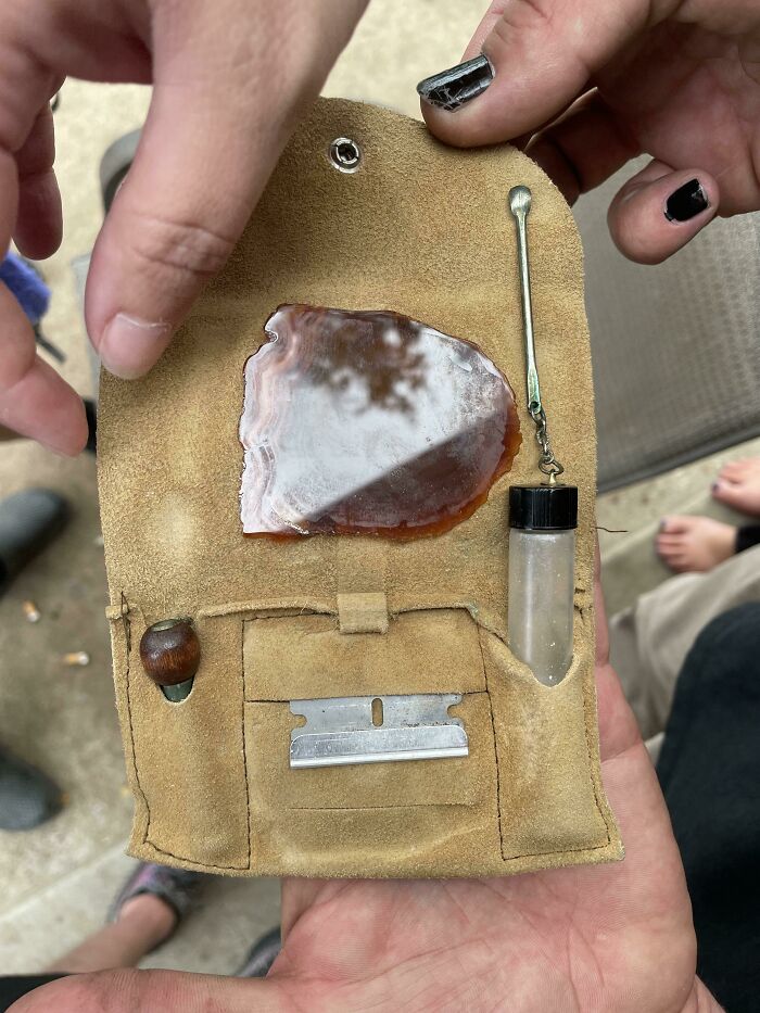Mi amiga estaba limpiando las pertenencias de su abuela y encontró este antiguo kit de los años ‘70