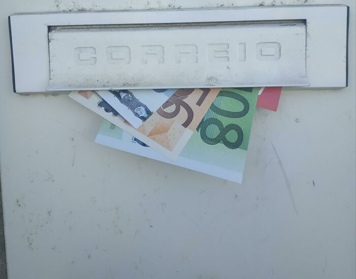 Por favor, dejen de usar dinero falso como publicidad