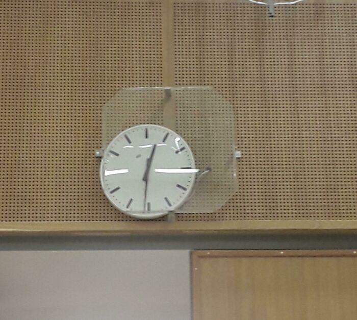Reloj en el gimnasio del colegio