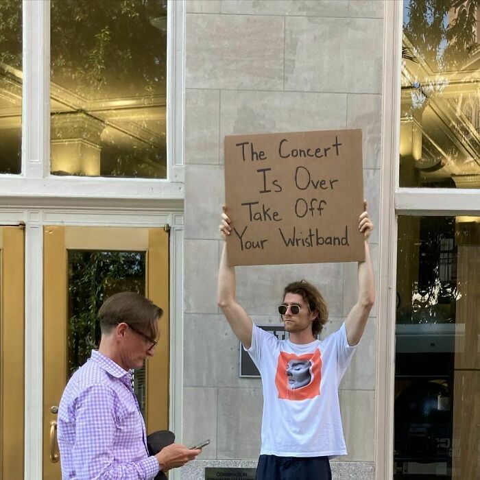 Dude Keeps Protesting Annoying Everyday Things With Funny Signs (30 New Pics)
