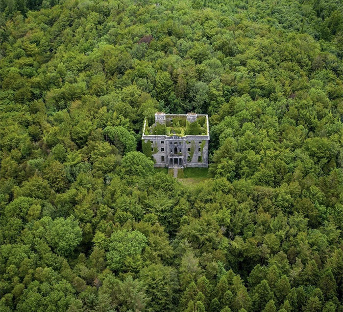 Moorehall, casa y finca construidas en 1795 en Mayo, Irlanda. Se quemó en 1923 durante la guerra civil irlandesa y ha estado abandonada desde entonces