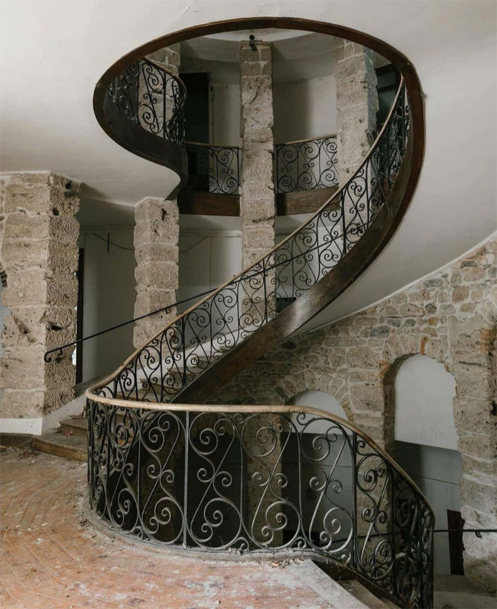 Escalera en ruinas