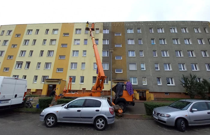 Limpiando a presión todo un bloque de edificios en Polonia