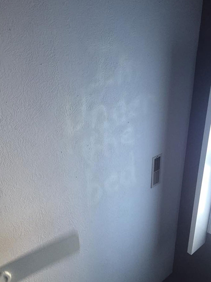 Mis padres se acaban de mudar a una nueva casa y han encontrado esto en el techo de una de las habitaciones. Ya sé en qué habitación no me voy a quedar