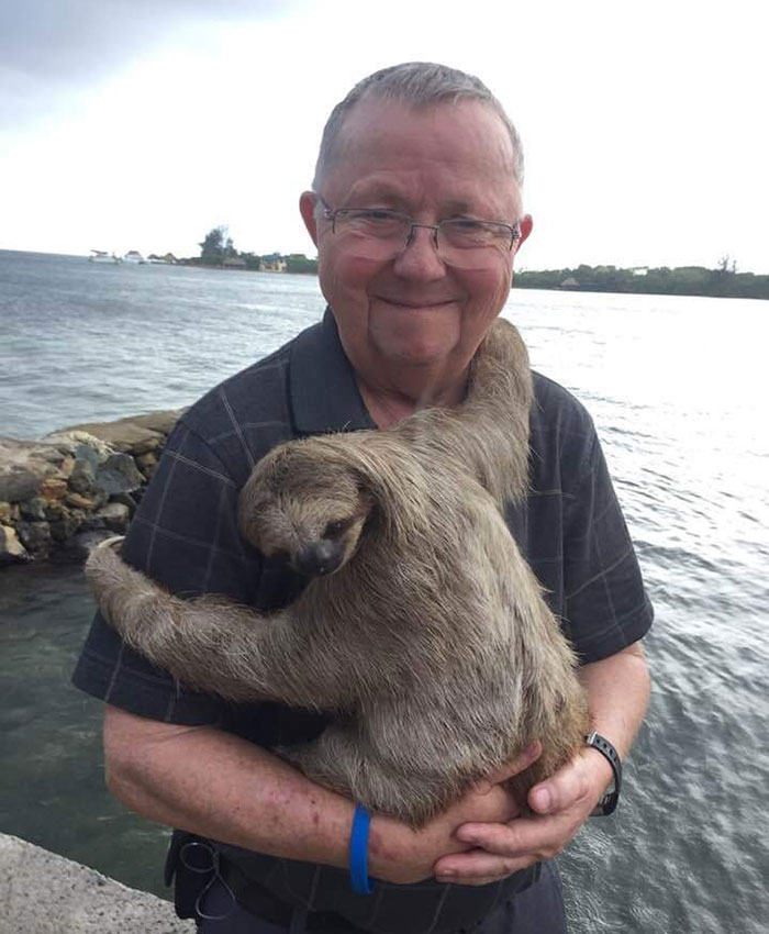 Mi suegro con un perezoso