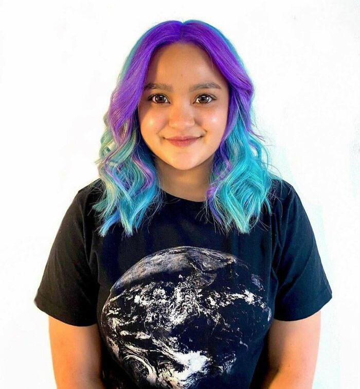 Esta peluquera usa un extraño filtro de ojos en todas sus clientas Esta peluquera usa un extraño filtro de ojos en todas sus clientas