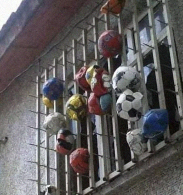 Esta vecina se cansó de que le dieran pelotazos a su ventana 