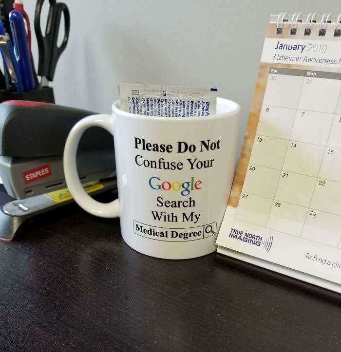 Esta taza de café en la consulta de mi médico dice las cosas como son