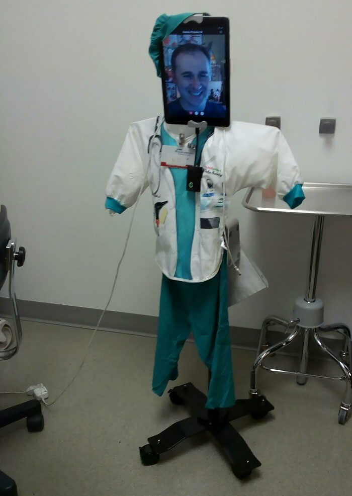 Al principio de la pandemia, tuve que llevar a mi madre a urgencias por un problema no relacionado con el covid, y este fue el médico que entró en la sala