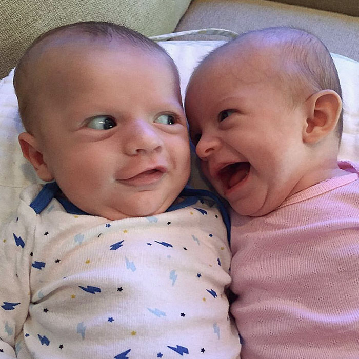 Mi hija cuenta chistes que a mi hijo le resultan incómodos