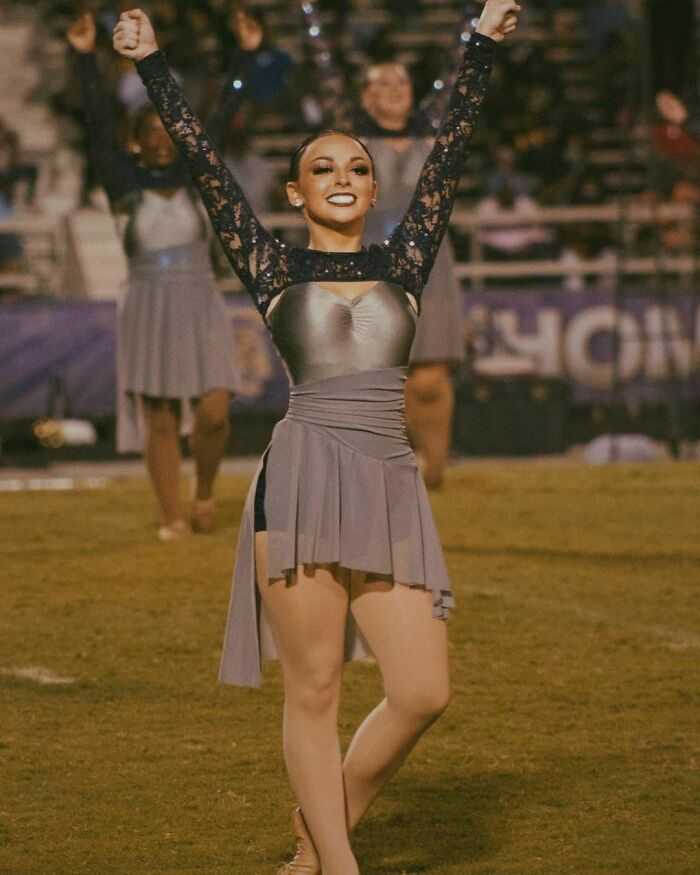 Esta joven de 17 años está asombrada de recibir muchos comentarios odiosos luego de que la madre de su novio publicara sus fotos del baile de homecoming en Facebook