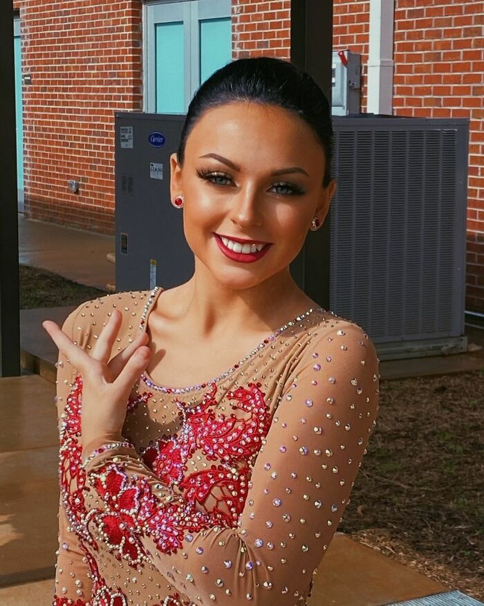 Esta joven de 17 años está asombrada de recibir muchos comentarios odiosos luego de que la madre de su novio publicara sus fotos del baile de homecoming en Facebook