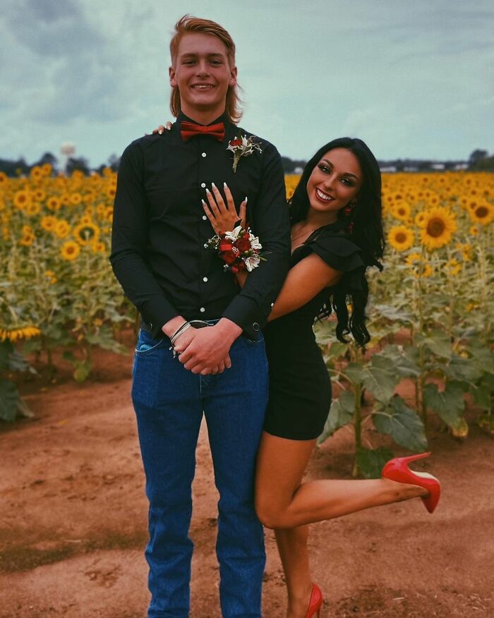 Esta joven de 17 años está asombrada de recibir muchos comentarios odiosos luego de que la madre de su novio publicara sus fotos del baile de homecoming en Facebook Esta joven de 17 años está asombrada de recibir muchos comentarios odiosos luego de que la madre de su novio publicara sus fotos del baile de homecoming en Facebook