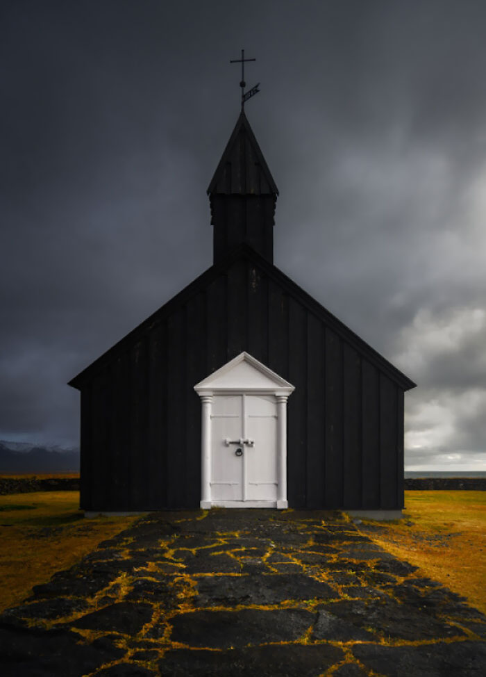 Una iglesia negra en Islandia