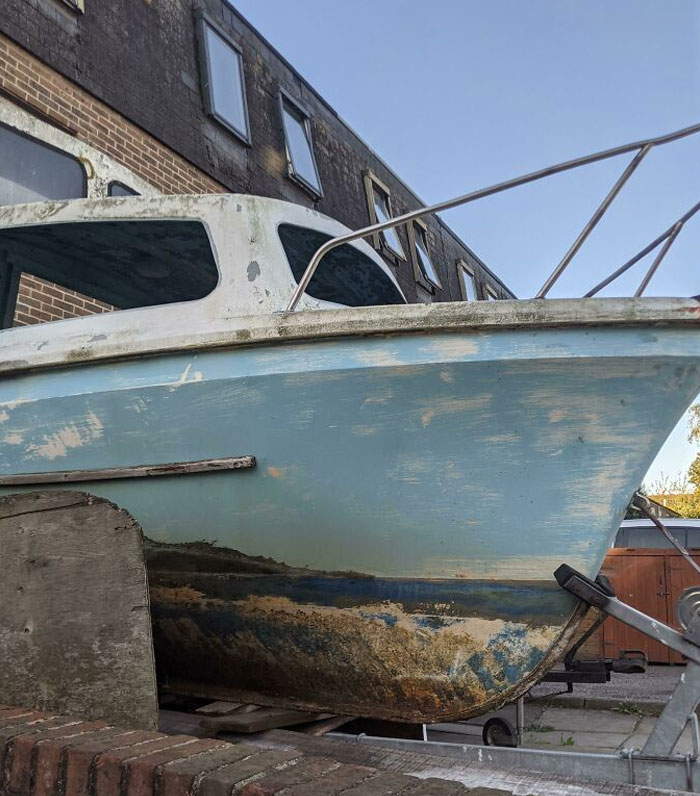 El desgaste y las marcas de roce de este barco parecen una isla en el mar