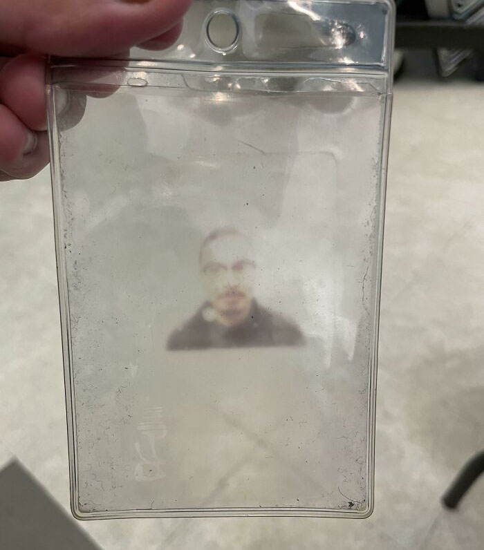 Mi identificación de trabajo ha estado en su funda de plástico durante tanto tiempo que ha impreso esta imagen fantasmal de mi cara