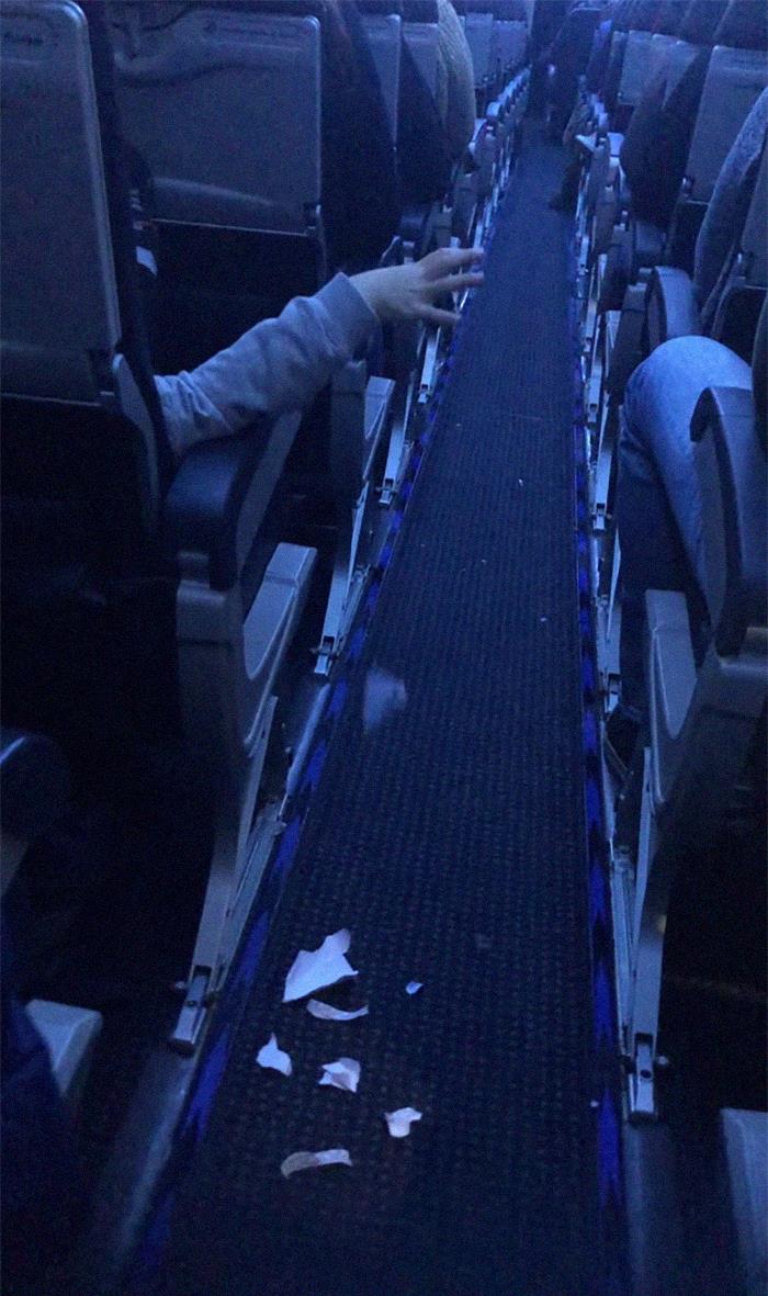 Tira la basura y patea el asiento como un Gremlin