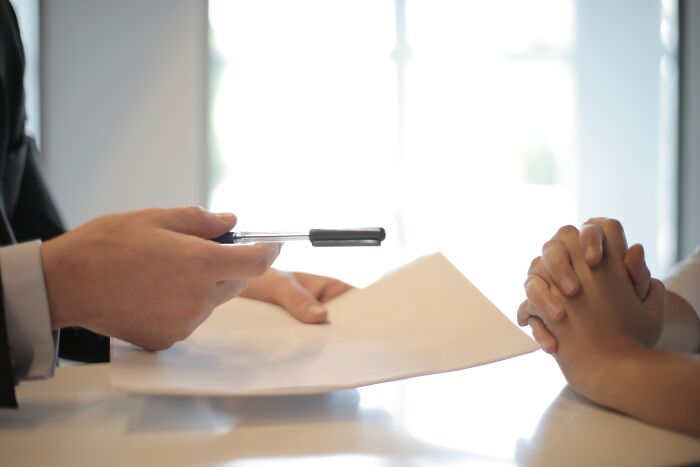 25 Personas comparten cómo se avergonzaron durante su primera entrevista de trabajo