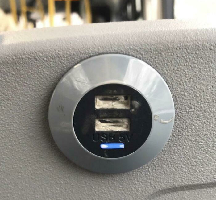 Poner chicles en las ranuras de carga del transporte público...