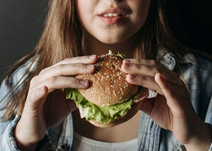 A esta vegana le dieron una hamburguesa real sin que lo supiera, y su experiencia generó una discusión importante