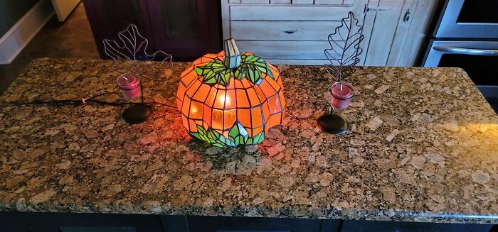 ¡Mi increíble hallazgo hoy en nuestro mercado local de antigüedades aquí en Carolina del Norte! ¡¡Esta hermosa lámpara de cristal de calabaza!! Pagué 18 dólares, se vende en Ebay por 195 dólares.