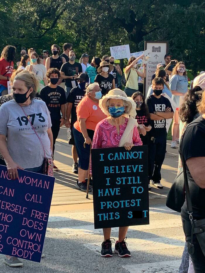 Anciana en la Marcha de las Mujeres en Texas