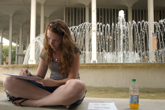 Esta estudiante les pregunta a los internautas si había arruinado la carrera de su compañero de clase al denunciarlo por su comportamiento agresivo