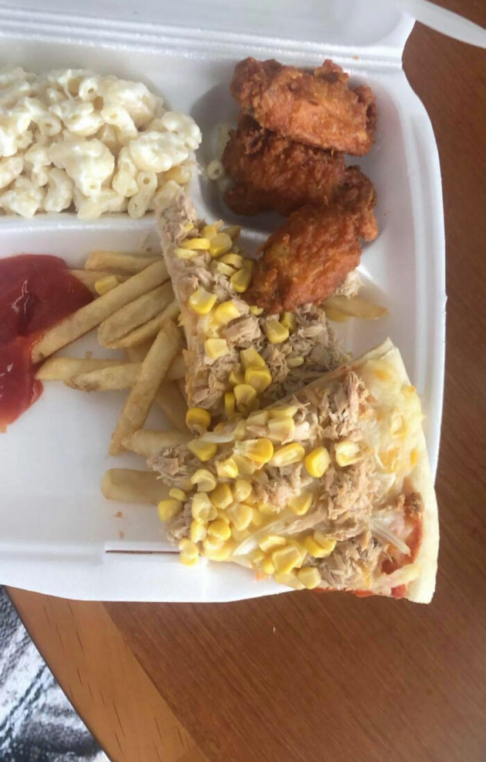 Me parece que publicar las raciones militares de los Estados Unidos es hacer trampa, pero aquí hay una pizza de atún y maíz y "alitas"