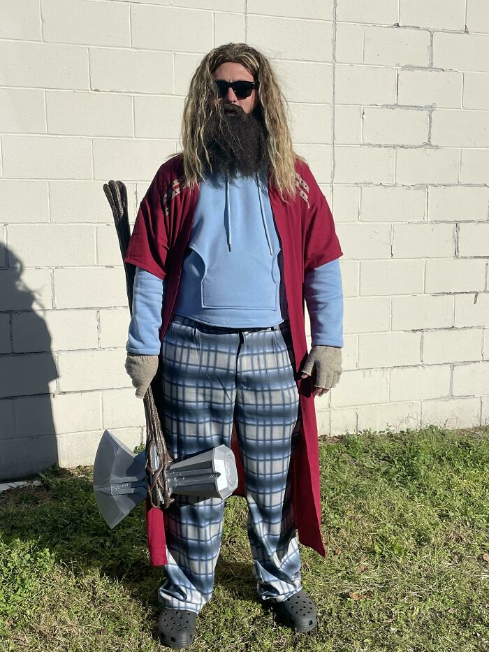 ¿Qué les parece mi disfraz de Thor para Halloween? Bastante emocionado de tener el cuerpo de un superhéroe por una vez