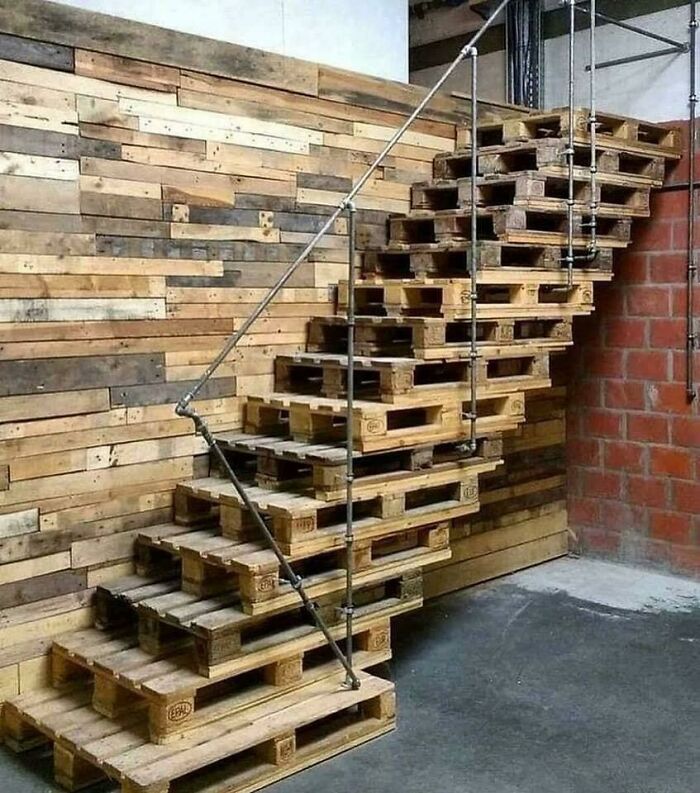 Encontrado en un grupo llamado "Escaleras diseñadas por personas que no tienen miedo a morir", pero me sigue gustando lo simple y barata que es la solución