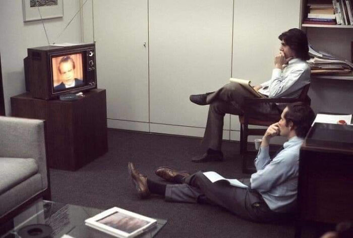 Los periodistas que sacaron a la luz el escándalo Watergate ven la dimisión del presidente Nixon, 1974