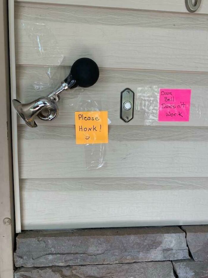 Nuestro timbre se ha roto, así que hemos tenido que improvisar