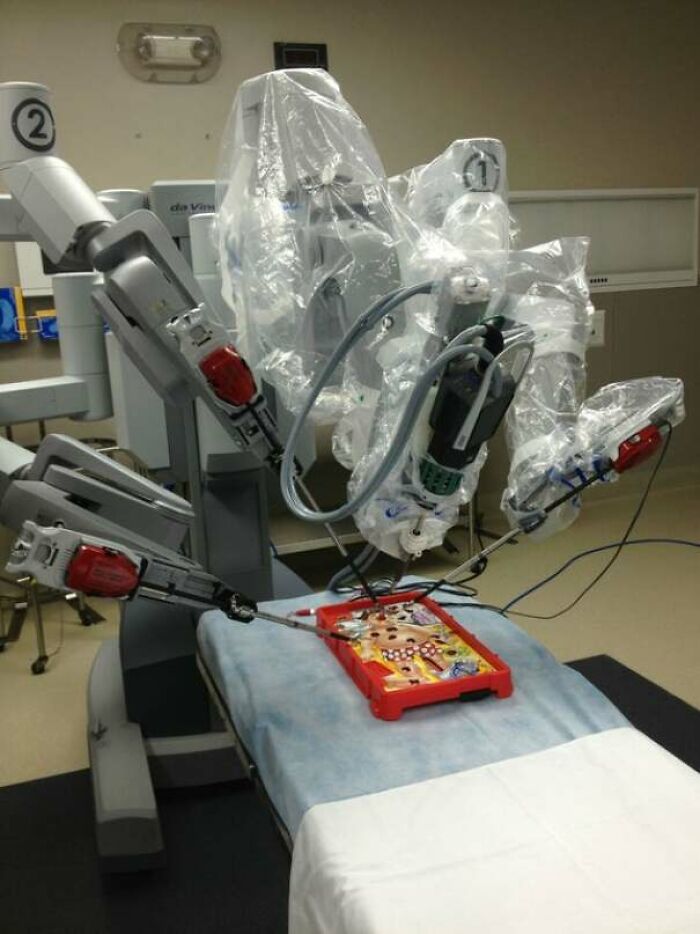Probando el robot ciujano Davinci con el juego de Operación